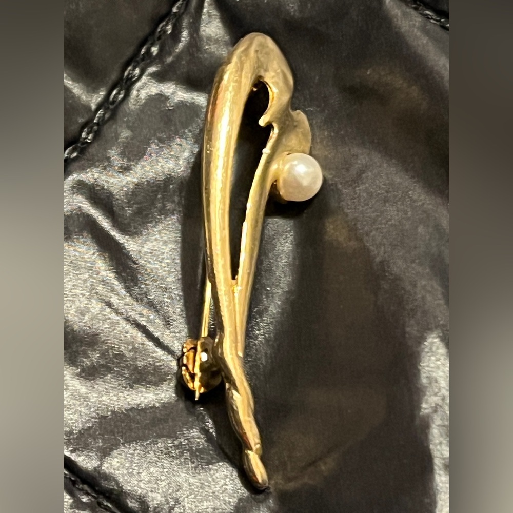 Elegant Gold and Pearl Women's Brooch